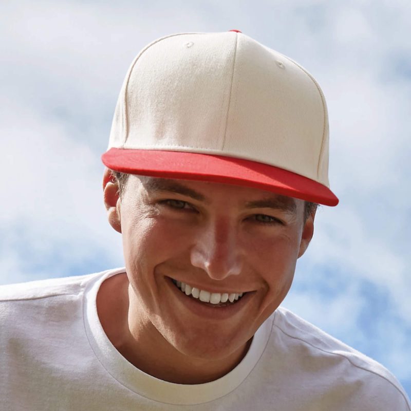 casquette-visiere-plate-contrastee-personnalisee